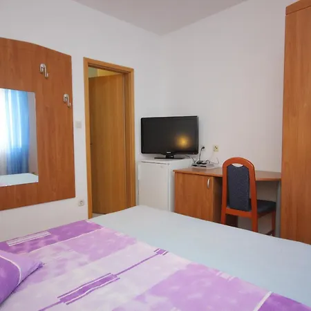 Rooms By The Sea Vis - 3034 Gostinjska kuća 3*
