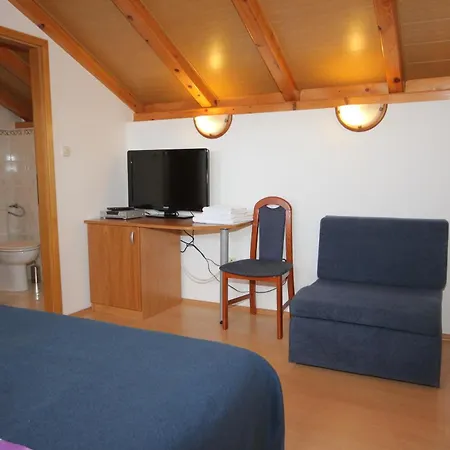 Rooms By The Sea Vis - 3034 Gostinjska kuća 3*
