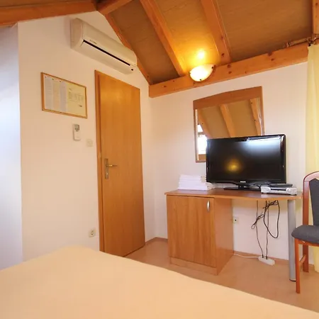 Rooms By The Sea Vis - 3034 Gostinjska kuća
